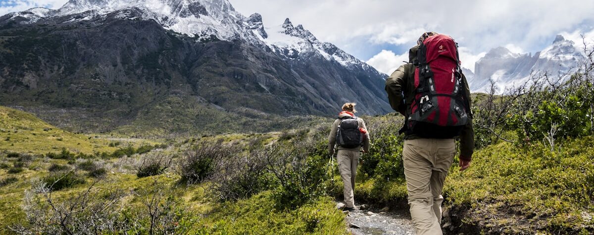 นักเดินป่าสวมเสื้อ outdoor สำหรับ trekking