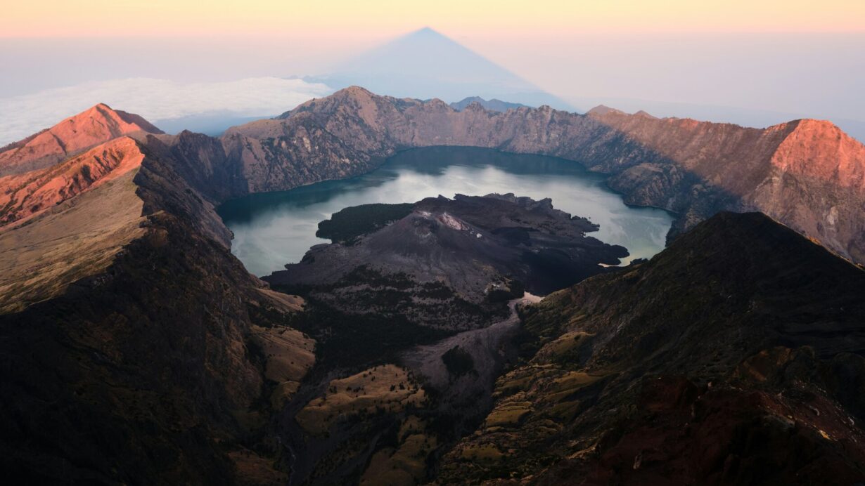 วิวพระอาทิตย์ขึ้นเหนือปล่องภูเขาไฟ Mount Rinjani กับทะเลสาบ Segara Anak เกาะลอมบอก อินโดนีเซีย