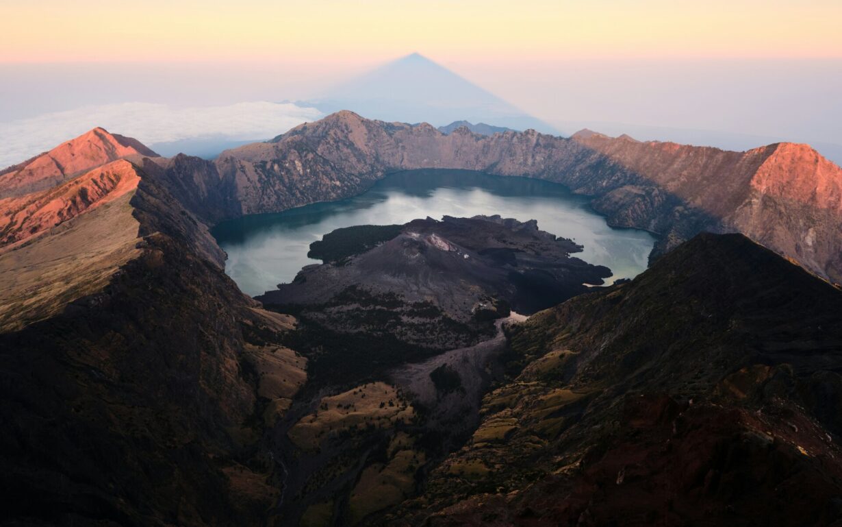 วิวพระอาทิตย์ขึ้นเหนือปล่องภูเขาไฟ Mount Rinjani กับทะเลสาบ Segara Anak เกาะลอมบอก อินโดนีเซีย