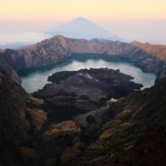 วิวพระอาทิตย์ขึ้นเหนือปล่องภูเขาไฟ Mount Rinjani กับทะเลสาบ Segara Anak เกาะลอมบอก อินโดนีเซีย