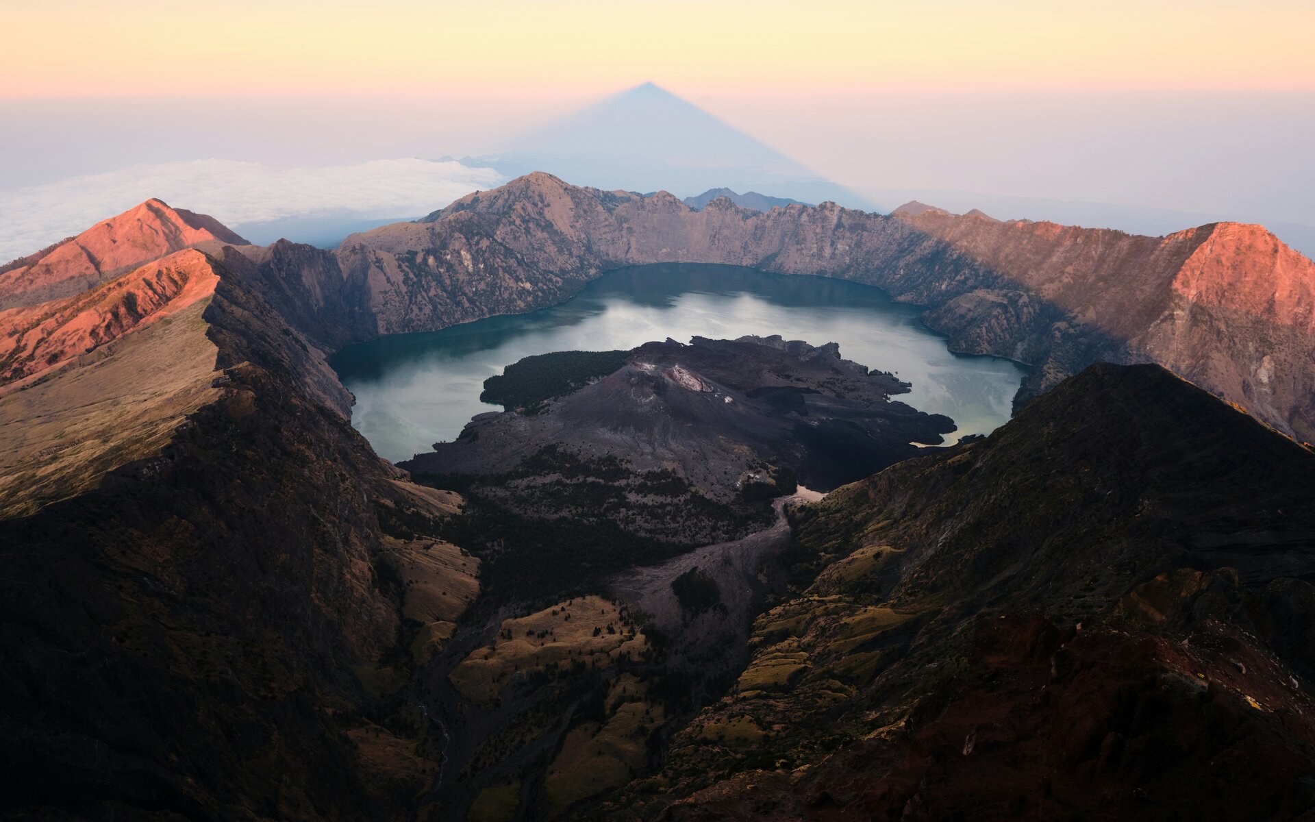 วิวพระอาทิตย์ขึ้นเหนือปล่องภูเขาไฟ Mount Rinjani กับทะเลสาบ Segara Anak เกาะลอมบอก อินโดนีเซีย