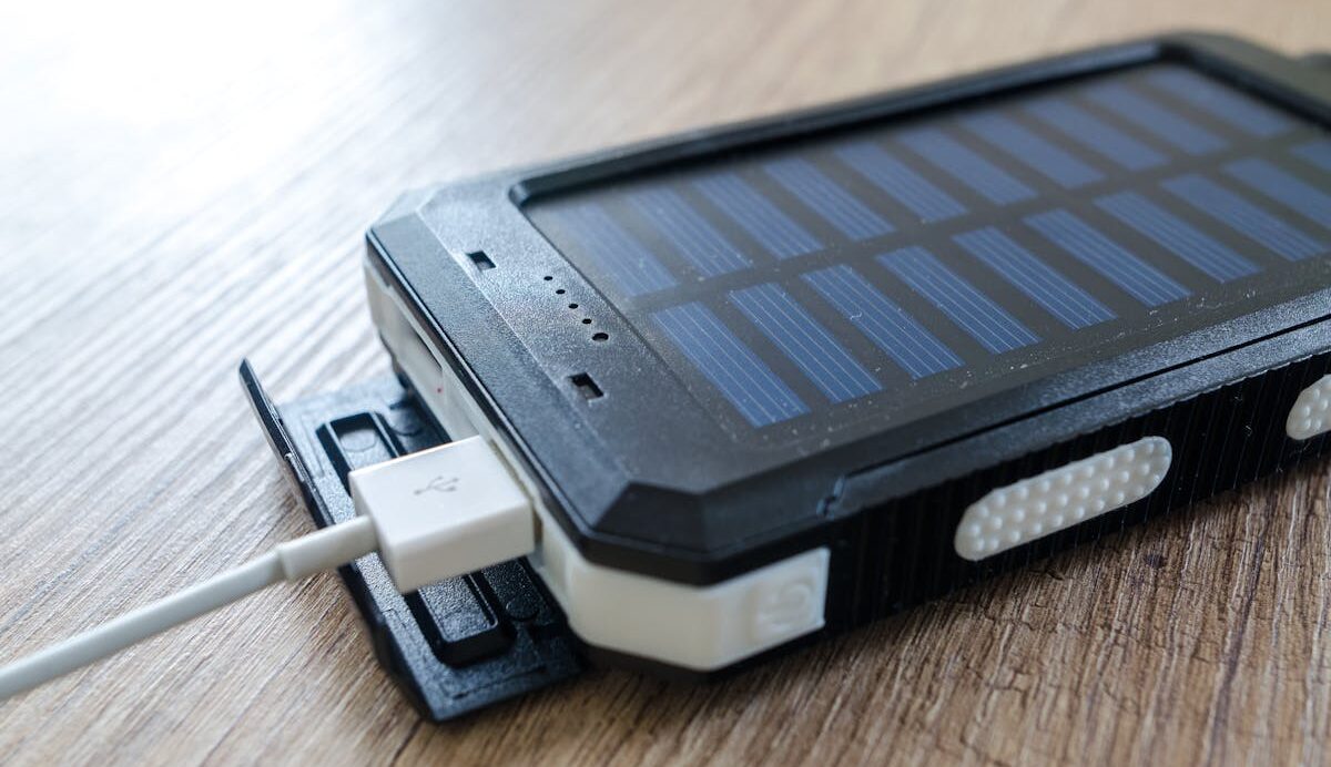 แบตสำรองพลังงานแสงอาทิตย์สำหรับเดินป่า